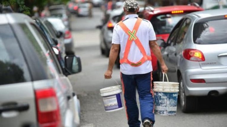 Desde hace décadas, los "cuidacoches" se fueron adueñando de cientos de cuadras.