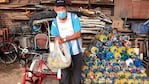 Desde hace tres años Ramón recorre el barrio Nueva Italia recolectando tapitas.