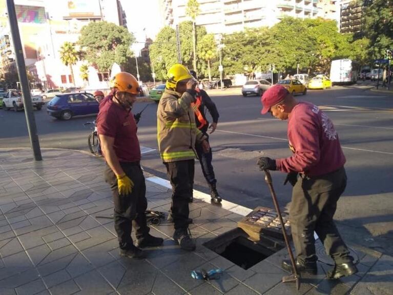 Desde hace tres días un perro está atrapado en una alcantarilla