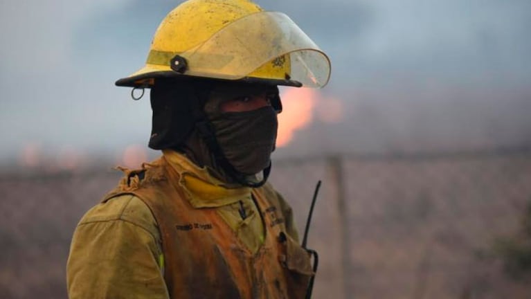 Desde hace una semana, bomberos voluntarios luchan cuerpo a cuerpo contra las llamas. Foto: Lucio Casalla/El Doce