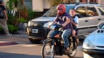 Desde junio, la niña no sólo deberá llevar casco sino también un chaleco con la patente.