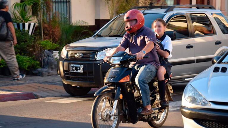 Desde junio, la niña no sólo deberá llevar casco sino también un chaleco con la patente.