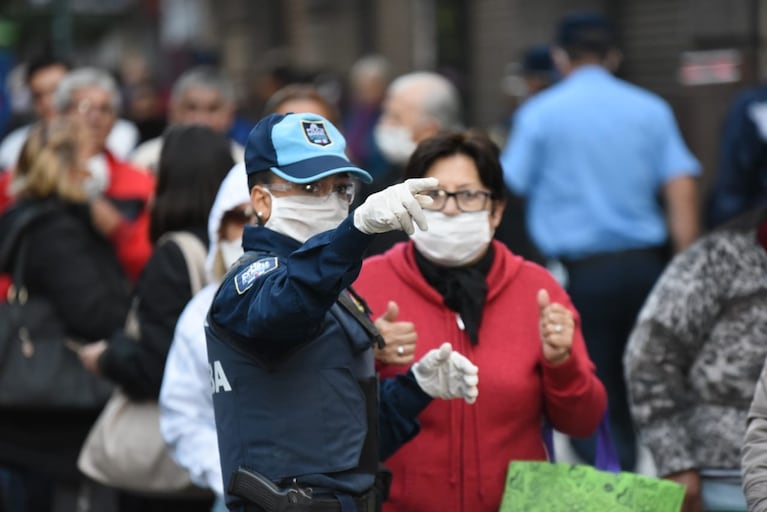 Desde la medianoche, comenzaron las colas en los bancos en medio de la pandemia. Foto: Lucio Casalla/ElDoce.tv 