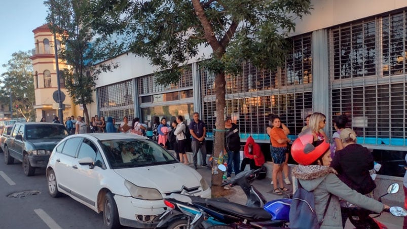 Desde temprano hacen fila en Anses. Foto: Pablo Olivarez / El Doce.