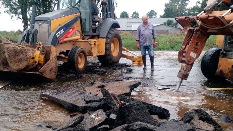 ¡Desesperación! En Arroyito rompieron el asfalto para desviar el agua. 