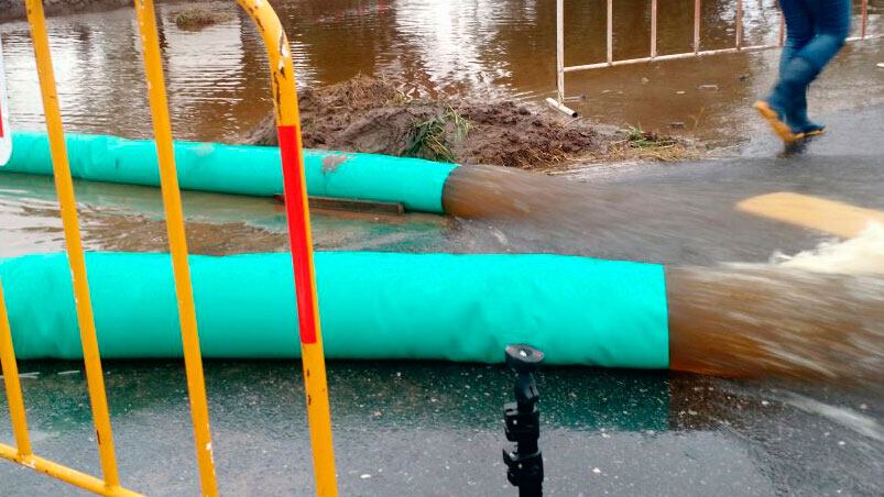 ¡Desesperación! En Arroyito rompieron el asfalto para desviar el agua que está entrando a la ciudad.