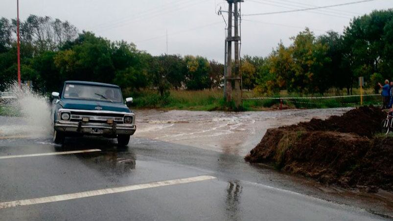 ¡Desesperación! En Arroyito rompieron el asfalto para desviar el agua que está entrando a la ciudad.