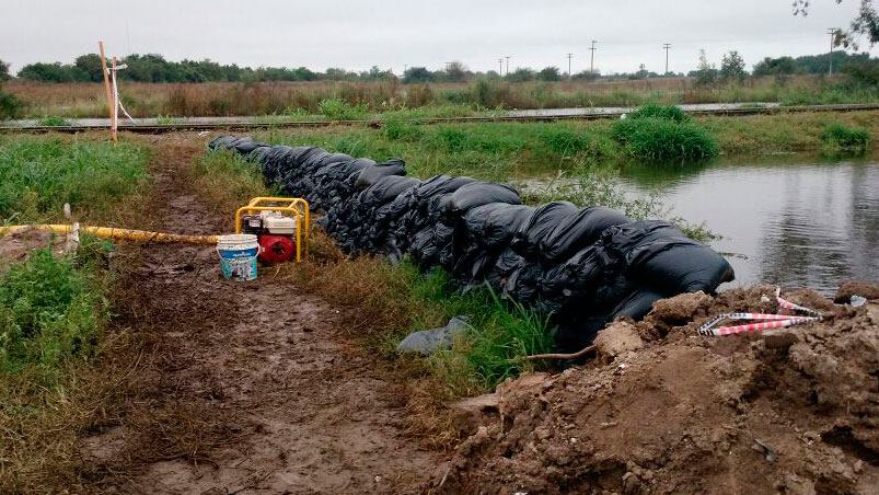 ¡Desesperación! En Arroyito rompieron el asfalto para desviar el agua que está entrando a la ciudad.