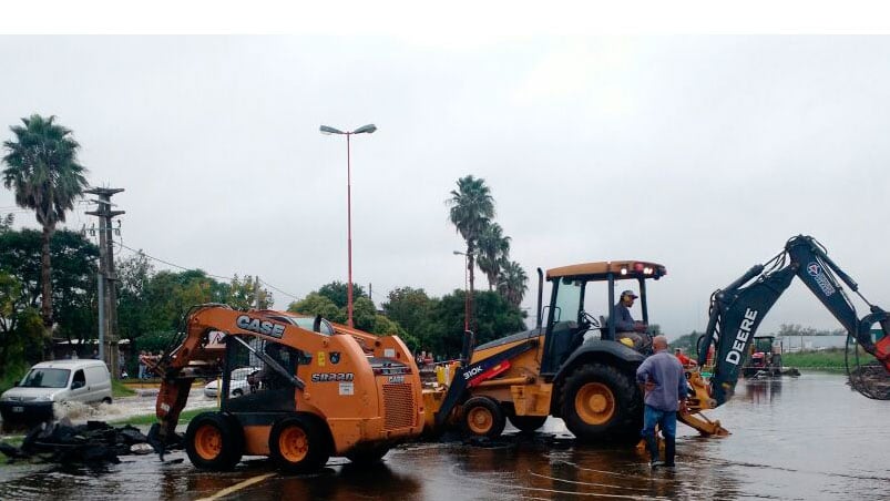 ¡Desesperación! En Arroyito rompieron el asfalto para desviar el agua que está entrando a la ciudad.