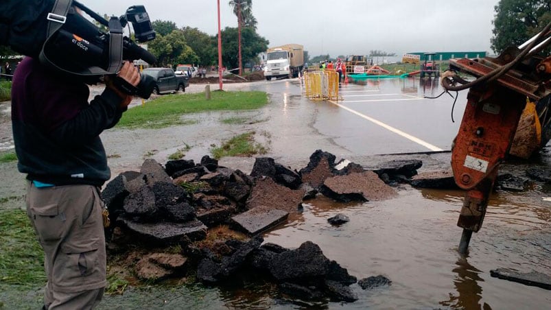 ¡Desesperación! En Arroyito rompieron el asfalto para desviar el agua que está entrando a la ciudad.