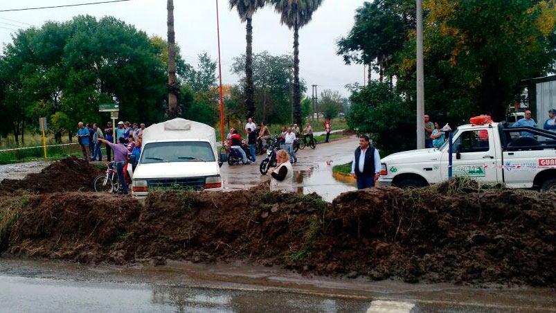 ¡Desesperación! En Arroyito rompieron el asfalto para desviar el agua que está entrando a la ciudad.