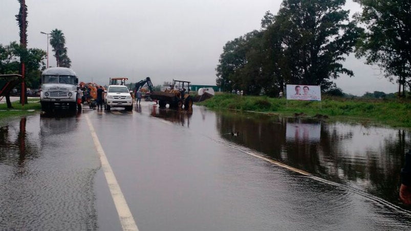 ¡Desesperación! En Arroyito rompieron el asfalto para desviar el agua que está entrando a la ciudad.