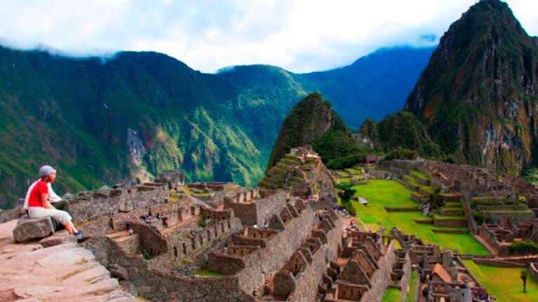 Desnudos con el Machu Picchu de fondo.