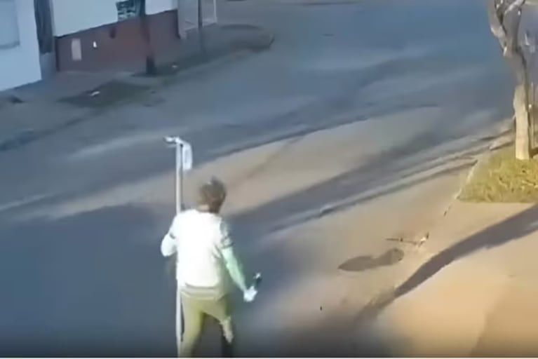 Desopilante video: un paciente que estaba internado se escapó del hospital para comprar un fernet
