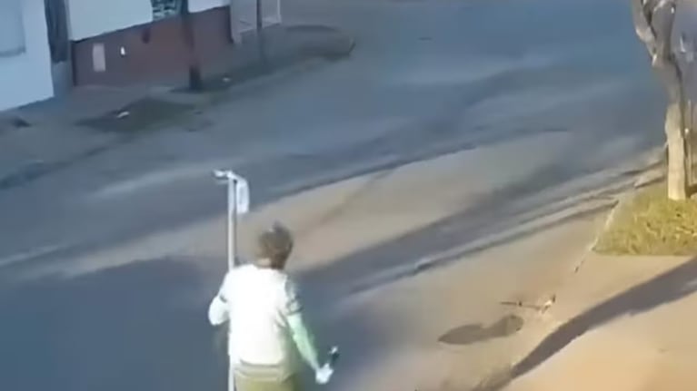 Desopilante video: un paciente que estaba internado se escapó del hospital para comprar un fernet