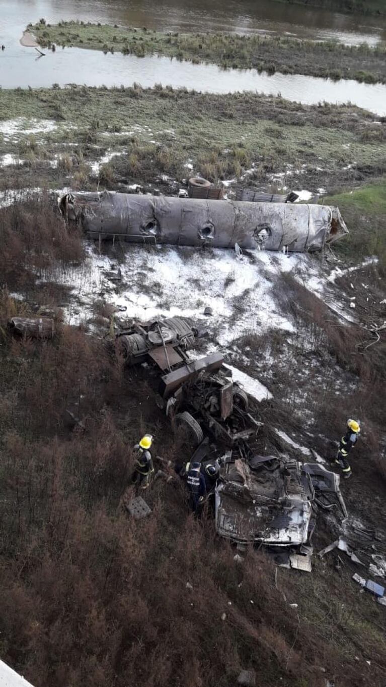 Despeñaderos: murió un camionero al volcar en el ingreso al puente