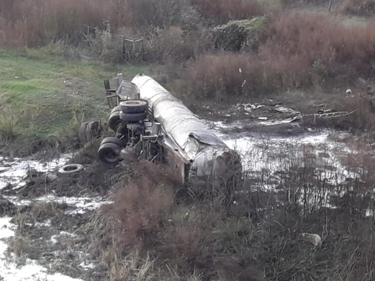 Despeñaderos: murió un camionero al volcar en el ingreso al puente