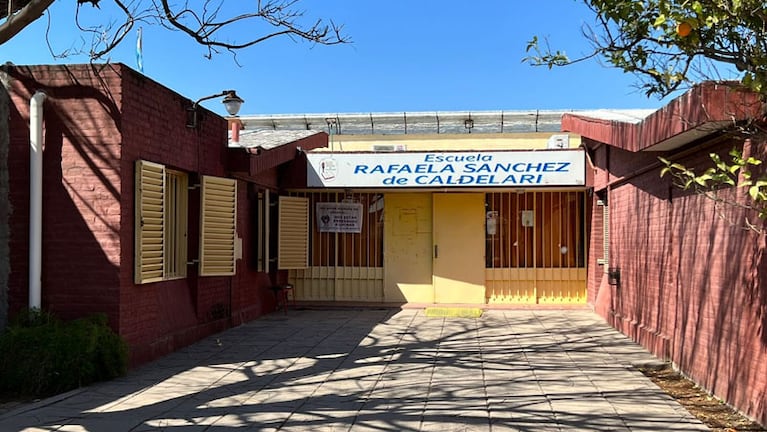 Despidieron a la directora y la vice de la primaria ubicada en barrio Ayacucho.