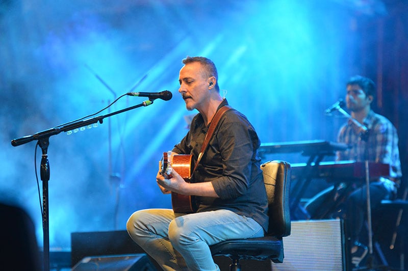 Después de haber interpretado el Himno, Pedro Aznar volvió al escenario. Foto: Lucio Casalla / ElDoce.tv 