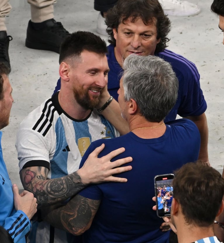 Después de todo el camino recorrido, Jorge y Lionel festejan la Copa del Mundo con una mirada cómplice.