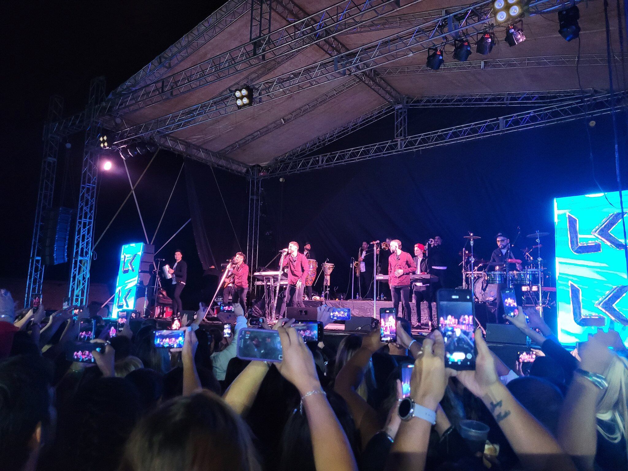 Después de unos minutos se reanudó el show. 