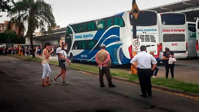 Después de varias horas de espera, llegaron dos choferes en condicones y los chicos viajaron a Córdoba.