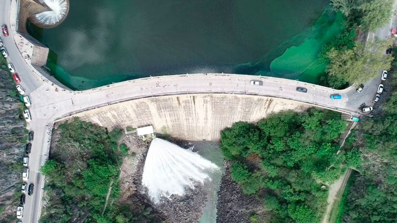 Después de varios meses, el nivel del embalse sobrepasó el labio del vertedero del embudo.