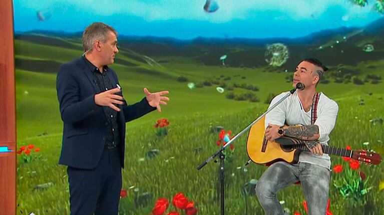 Después del programa, Carli cantó con Jorge en la guitarra.
