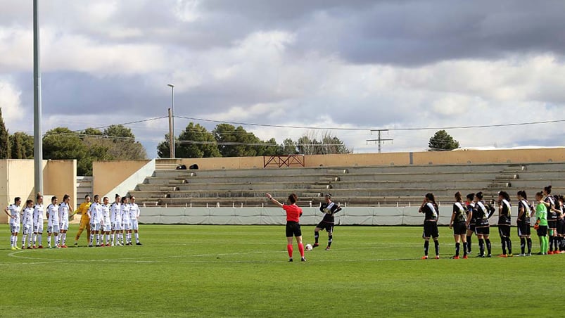 Después del puntapié inicial, por casi 15 segundos se realizó el homenaje a una nena de nueve años.