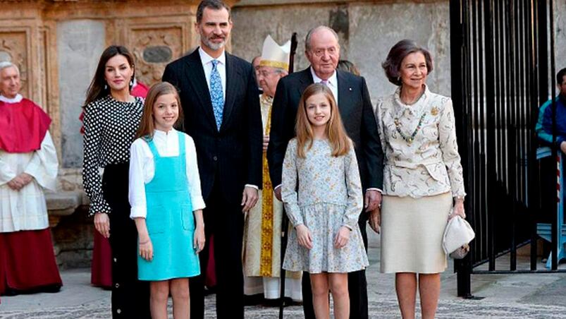 Después del tenso enfrentamiento, los protagonistas pusieron su mejor sonrisa para la foto familiar. 