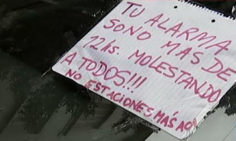 Destrozó un auto porque la alarma sonó más de 12 horas