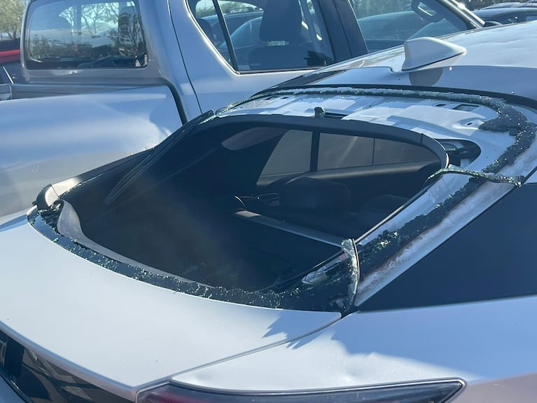Destrozos en autos en el Aeropuerto tras la tormenta. Foto: Paula Salort / El Doce.