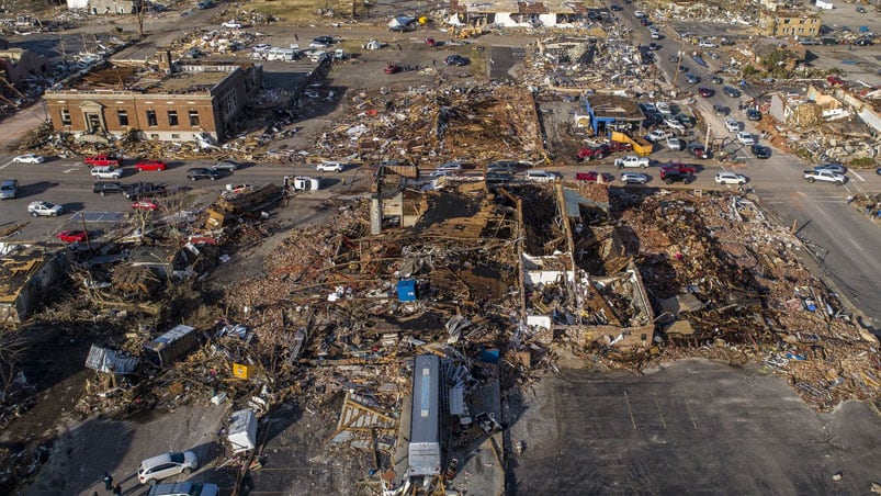 Destrozos y muertes por una serie de tornados en la zona central del país.