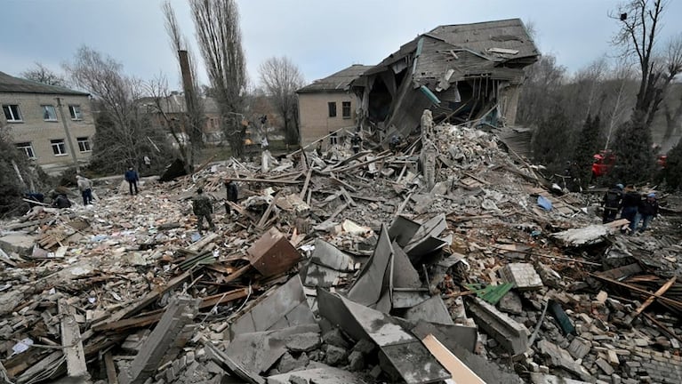 Destrucción en Ucrania por los bombardeos rusos. Foto: Reuters.