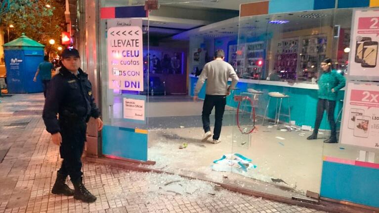 Destruido. Así quedó uno de los locales atacados por los hinchas.