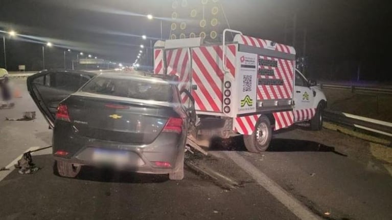 Destruyó su auto contra una camioneta de seguridad vial y se salvó de milagro