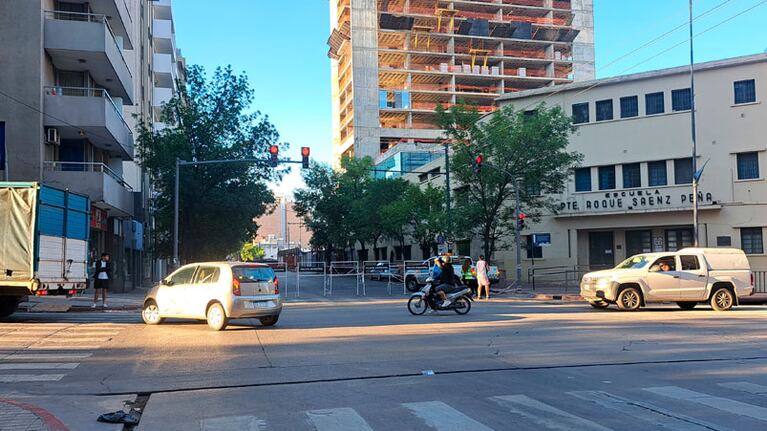 Desvíos de colectivos urbanos en Córdoba por el socavón. Foto: Juan Pablo Lavisse / El Doce.