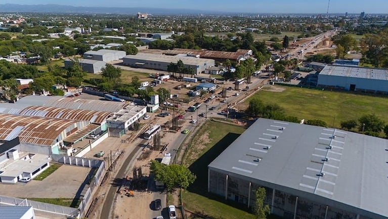 Desvíos en la avenida Vélez Sársfield por la obra del viaducto.