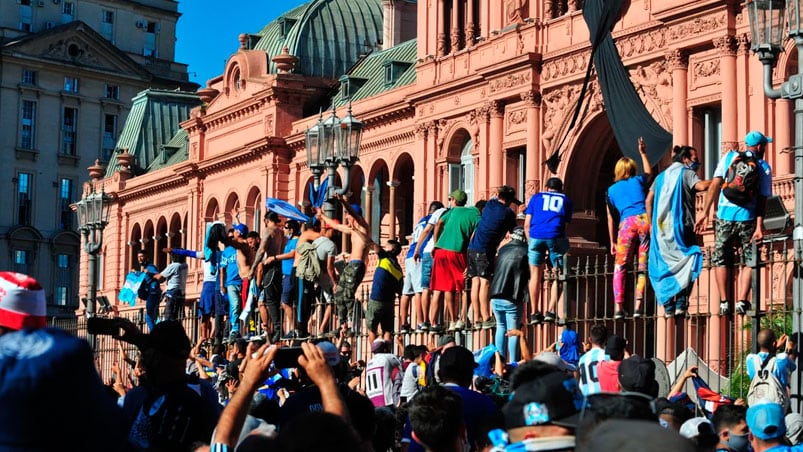 Detenidos y heridos tras los incidentes durante la ceremonia de despedida. Fotos: Clarín.