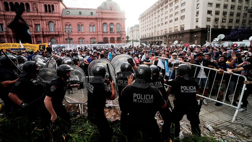 Detenidos y heridos tras los incidentes durante la ceremonia de despedida. Fotos: Clarín.