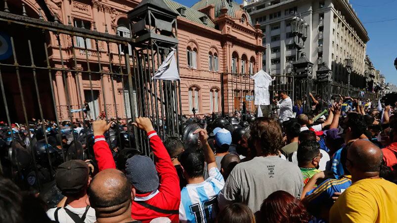 Detenidos y heridos tras los incidentes durante la ceremonia de despedida. Fotos: Clarín.