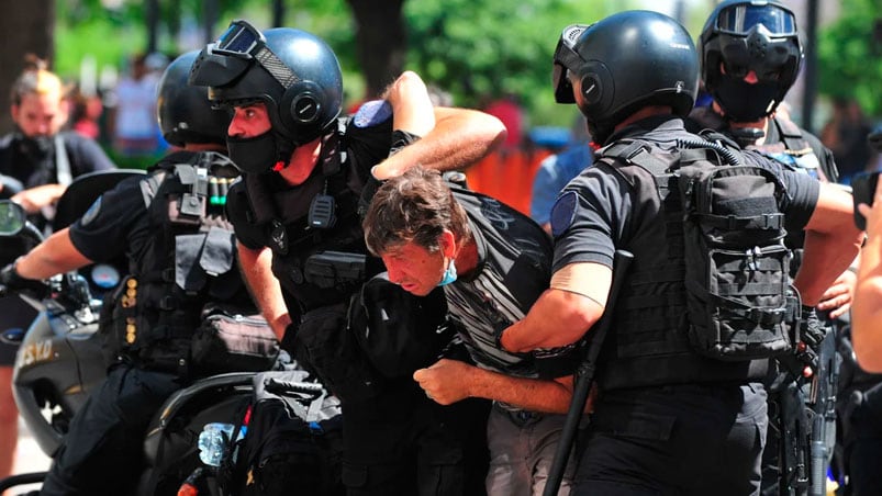 Detenidos y heridos tras los incidentes durante la ceremonia de despedida. Fotos: Clarín.