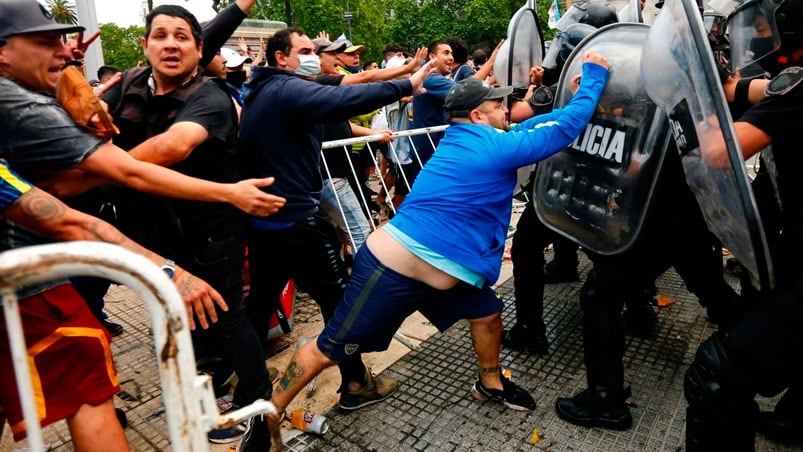 Detenidos y heridos tras los incidentes durante la ceremonia de despedida. Fotos: Clarín.