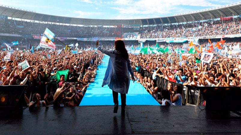 Detrás de Cristina estuvieron los barras.