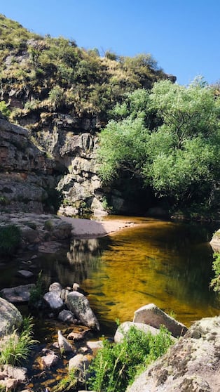 Detrás de esta playa se esconde el "cenote" cordobés.