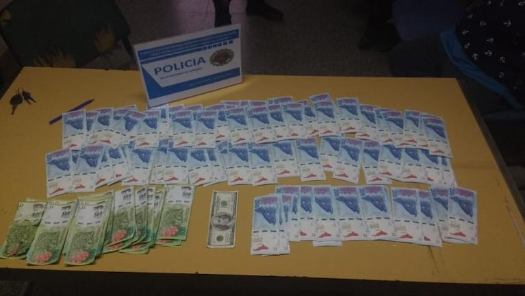 Detuvieron a dos hombres con más de 40 mil pesos falsos