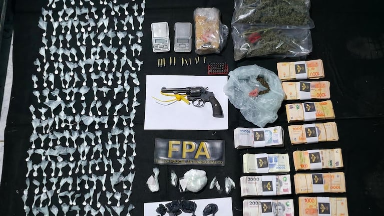 Detuvieron a jefa narco y su compañera: tenían miles de dosis de cocaína, marihuana y un revólver
