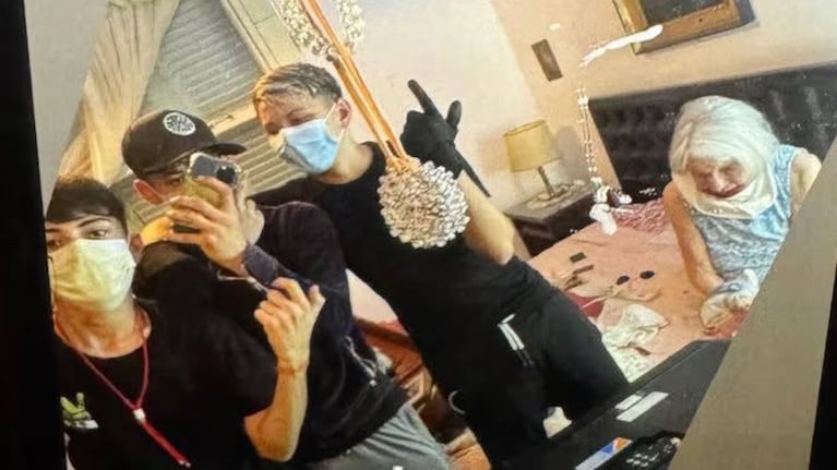 Detuvieron a los delincuentes que se fotografiaron con una jubilada tras asaltarla. (Foto: Instagram/dylann799_)
