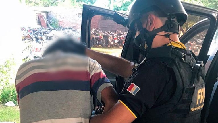 Detuvieron a un expolicía que vendía drogas: instaló una carpa en la puerta de su casa