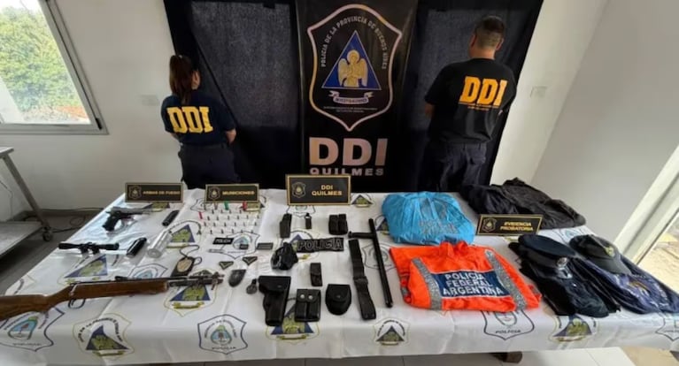 Detuvieron a un hombre que se hacía pasar por policía para extorsionar a comerciantes. Los elementos que secuestró la Policía durante el allanamiento. (Foto: gentileza Código Baires)